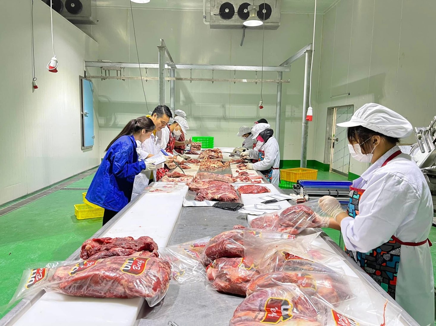 Khu vực pha cắt thịt thực tế tại cơ sở VinAus