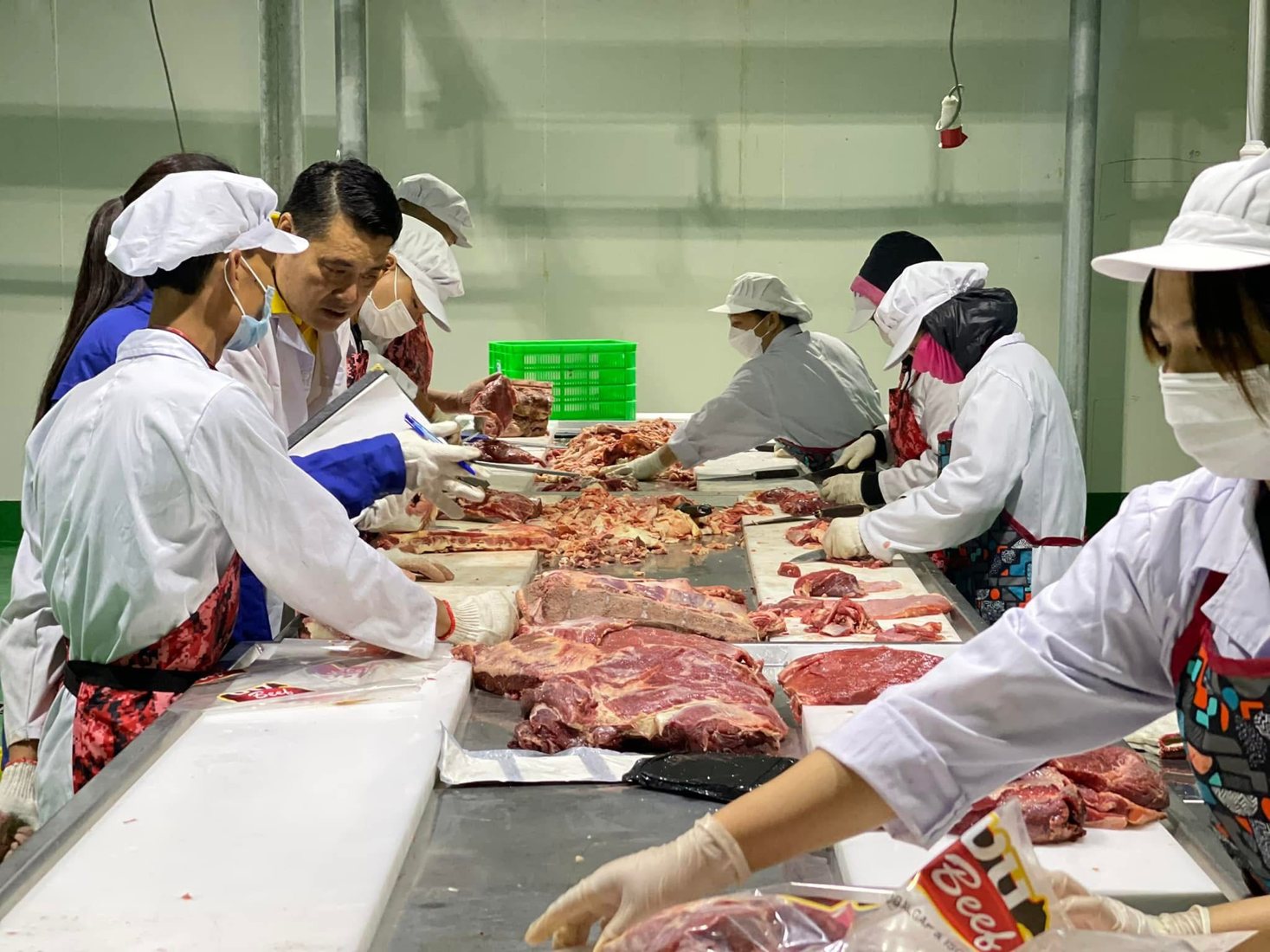 Nhân sự sơ chế thịt tại VinAus